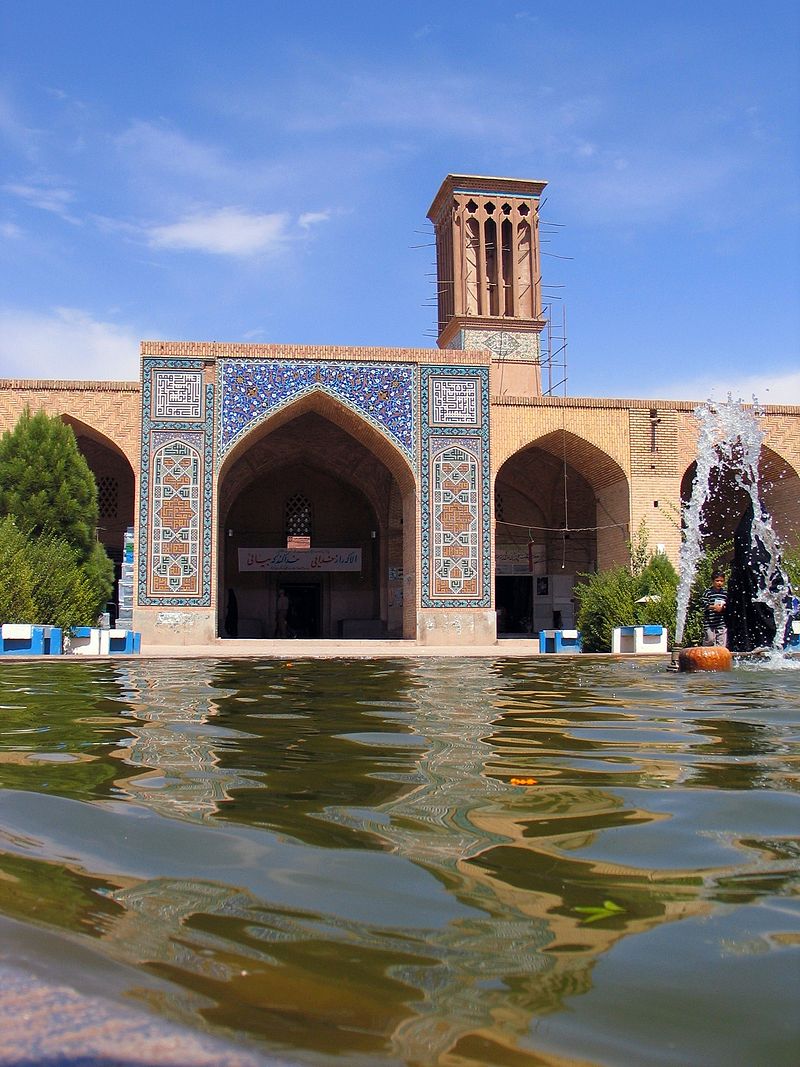 https://upload.wikimedia.org/wikipedia/commons/thumb/6/65/ganjali_khan_square.jpg/800px-ganjali_khan_square.jpg