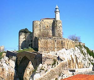 castillo y puente medieval en castro