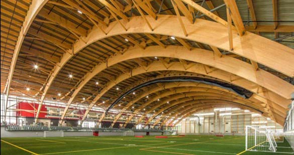 l’intérieur du stade telus-université laval avec ses grandes arches en bois lamellé-collé, 2012. architectes abcp architecture et coarchitecture. photo stéphane groleau