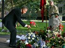 ett år efter annas död. ett berg av blommor täcker graven på katarina kyrkogård i stockholm.