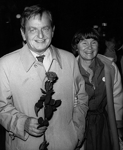 beskrivning: palme, olof - olof palme med hustrun lisbet efter riksdagsvalet 1985.