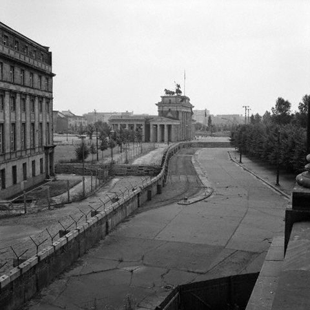 http://www.bbc.co.uk/schools/gcsebitesize/history/images/hist_berlin_wall.jpg
