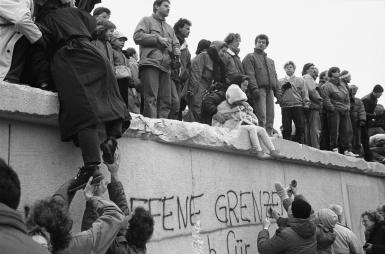 berlinwall3.jpg - (photo by steve eason/hulton archive/getty images)